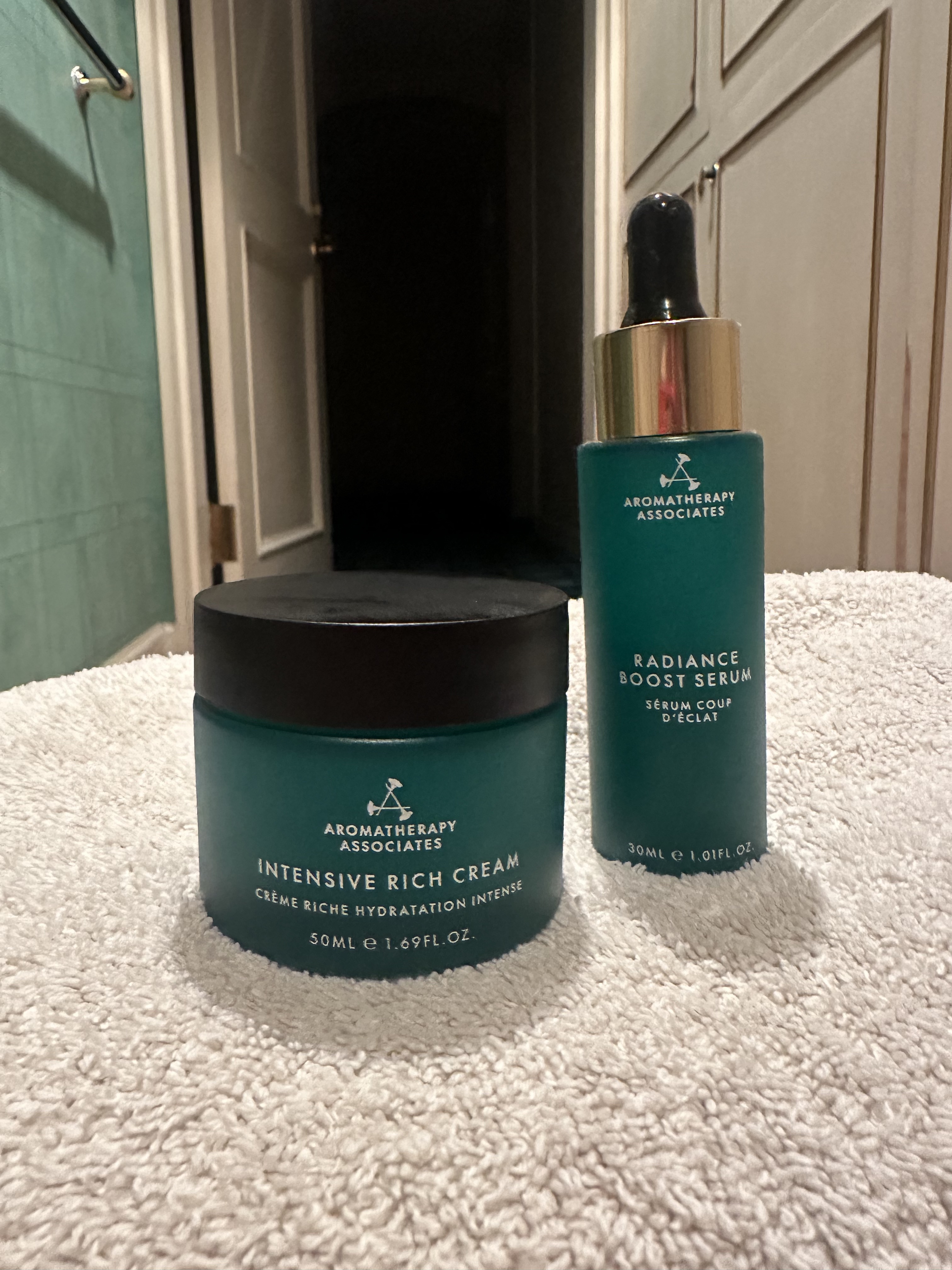 こちらのセラムはとっても浸透が良くて、クリームは程良いハーブの香りがして身も心も落ち着きます。ちょっとコスパ悪いですが、試しても良い商品です。