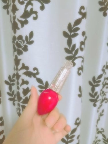 こんにちは！
初レビューをさせていただきます！
私はこの前JILLSTUARTのリップティントを買いました
私は黒髪のボブの髪型なので赤の方がいいと思いこちらにしました！つけた感じはとても良いです！悪い