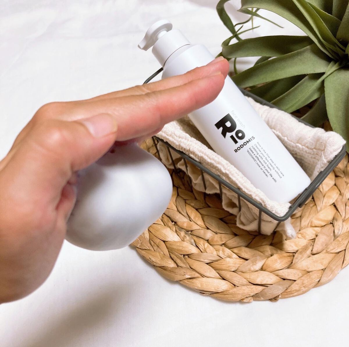 Rie_beauty on LIPS 「新発売の海泥×炭配合の濃密炭酸泡洗顔料RODOMISFACEW..」(4枚目)