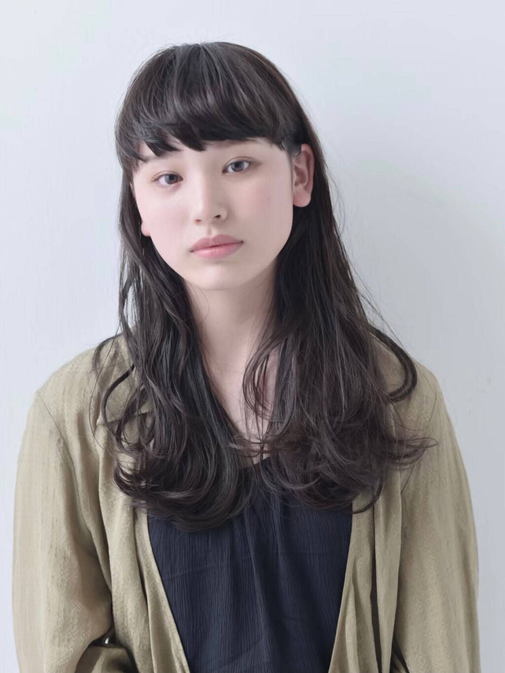 黒髪のロングヘアの女性