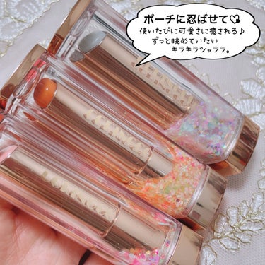 CORINGCO [ SHALALA SNOW BALL LIP BALM ]
⁡
⁡
シャララ〜♪
⁡
⁡
可愛すぎる♡
CORINGCOのリップバーム。
実はこちら先日自分でも購入し投稿済ですが
今回はご提供いただいた分を合わせ
全３色をご覧いただきます🙂
⁡
⁡
▶︎샤라라♡
샤라라(シャララ) 子どもの頃憧れたオルゴール、スノードームのよう？
ずっと眺めていられるシャララとキラキラ流れて輝くデザイン😌
可愛すぎる...ときめく...。
⁡
⁡
⁡
⁡
▶︎カラーは3色
・バレリーナ
パステルピンクカラー/桃の香り
⁡
・妖精の森
はつらつオレンジカラー/みかんの香り
⁡
・白鳥の湖
無色のピュア透明感/無香料
⁡
⁡
バレリーナと妖精の森が色付きリップバーム。
どちらも発色はツヤも相まってナチュラルで可愛らしい色味。
⁡
ほんのり色づくのでこっそりスクールメイクなどにも良いかも？？(学校の校則等々によるかと思いますが...😌)
⁡
⁡
⁡
たっぷり大人なわたしだとナチュラルとはいえ
正直どうしてもちょっと可愛過ぎちゃう気がするので単品でみるとやっぱり03推し😗
⁡
⁡
⁡
⁡
バレリーナ(ピンク)と白鳥の湖(透明)は
ハートがシャララ〜と流れて
妖精の森(オレンジ)は細かなキラキラ、ハートは入っていないのでその辺の好みも分かれそうですね。
⁡
⁡
みなさんはどの色が好みでしたか？？
⁡
⁡
⁡
⁡
こちらはBeauty-dora楽天市場店( )で購入可能ですので詳細もそちらでご確認下さい🌸
⁡
⁡
⁡
⁡
⁡
▶︎Beauty-dora様よりご提供いただきました。
⁡
⁡
⁡
⁡
⁡
⁡
⁡
#beautydora_official
#coringco #コリンコ #シャララ オルゴールリップバーム
⁡#色付きリップ #リップバーム #パケ買い #韓国リップ 
⁡

⁡
  #春のメイクレシピ   #第一印象UP作戦  #プレゼントコスメ の画像 その2