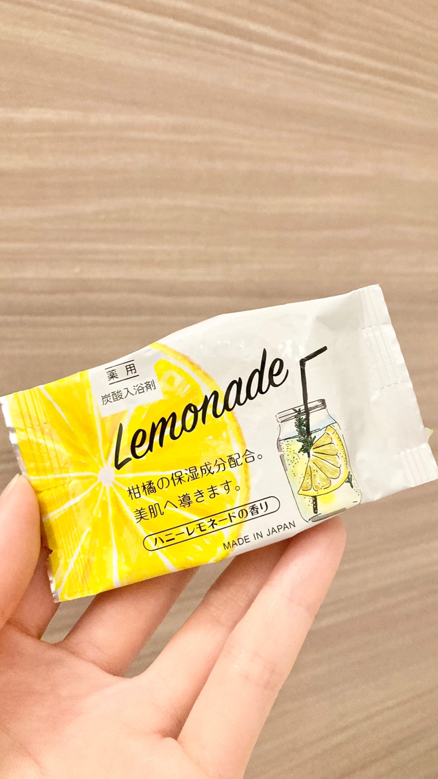 嘘が苦手なくま on LIPS 「25円!!おしゃ可愛いパケですが、4個入り100円!!しかも違..」(1枚目)