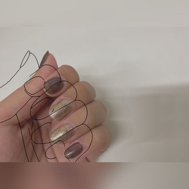 今月のネイル💅🏻

使用したのは
セリアのSHジェルネイル
めっちゃカラバリ豊富になってきて
買い足すのに必死です😂（笑）


使ったのは
ダークブラウンと
シルバーとゴールドです。

秋冬は暗めの色使