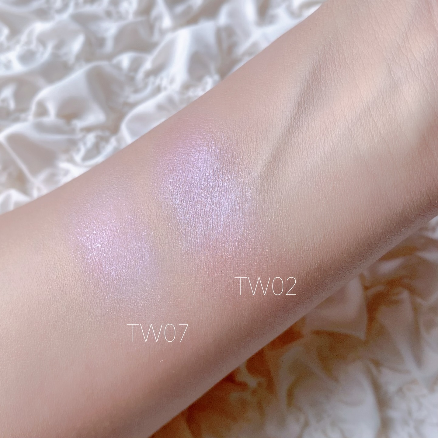 マルチカラーバリエーション トゥインクル TW02/チャコット・コスメティクス/単色アイシャドウを使ったクチコミ（2枚目）