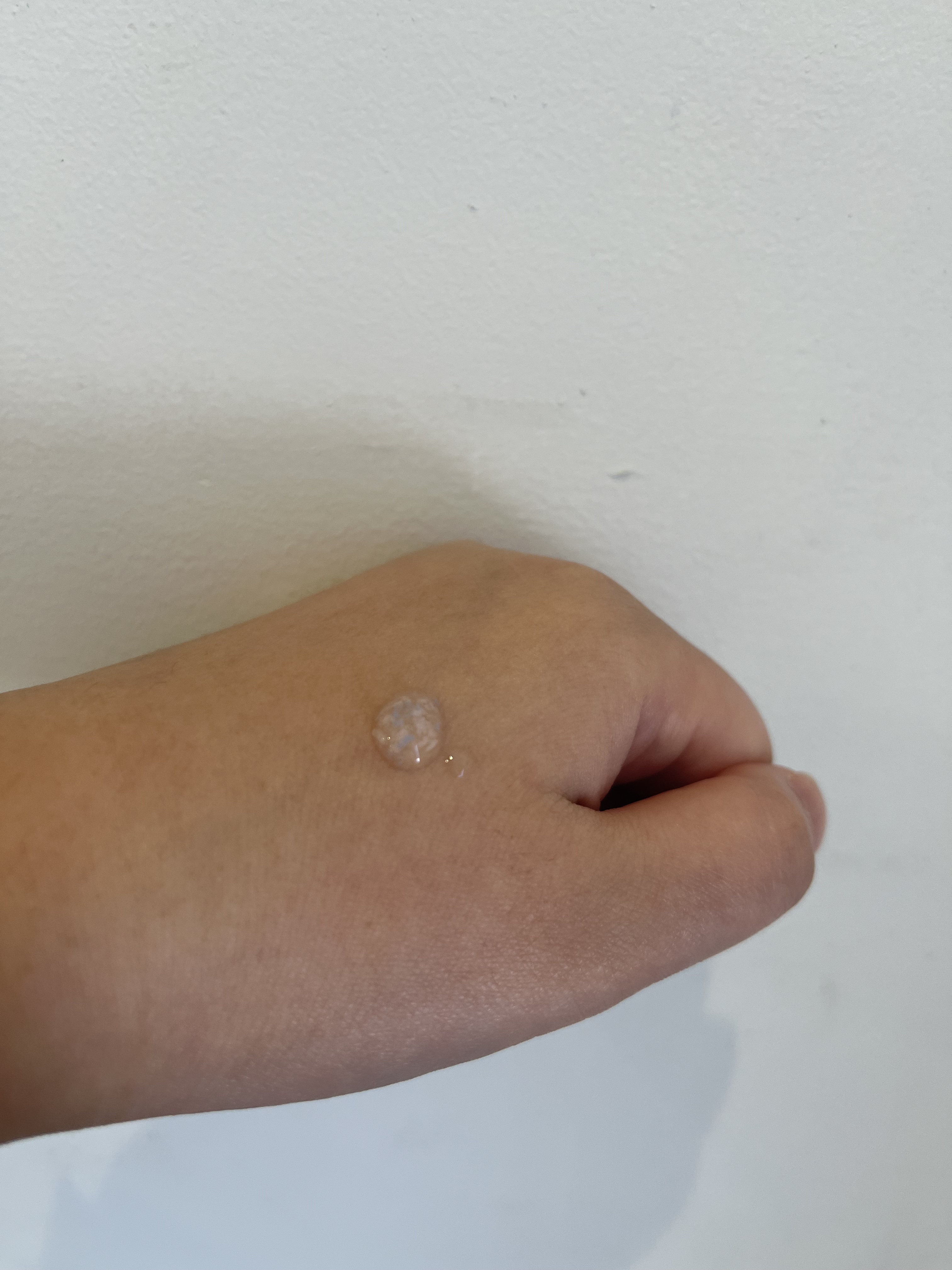 HADA TERASU スキンエッセンスのクチコミ「青色のカプセルが見てるだけでかわいい😍
カプセルを潰す感じでくるくると塗るとカプセルが溶けてい.....」（2枚目）