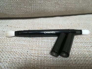 皆様、こんにちは！

こちら、

CHANEL パンソー デュオ コレクトゥール ブラシ 携帯用

になります！

コンシーラー専用の筆となります。

やったー！CHANELの携帯用ブラシ、コンプリート