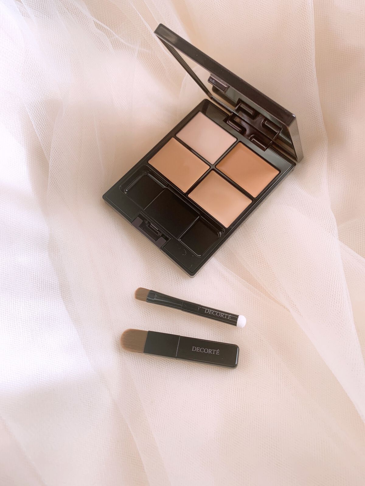 #DECORTÉ
#トーンパーフェクティングパレット
#01
#ライトベージュ
#コンシーラー

コンシーラーパレットは
いくつも使ってきたけど
購入してからデコルテの
コンシーラーばかり愛用。

薄いシミは無かった事に
してくれるカバー力