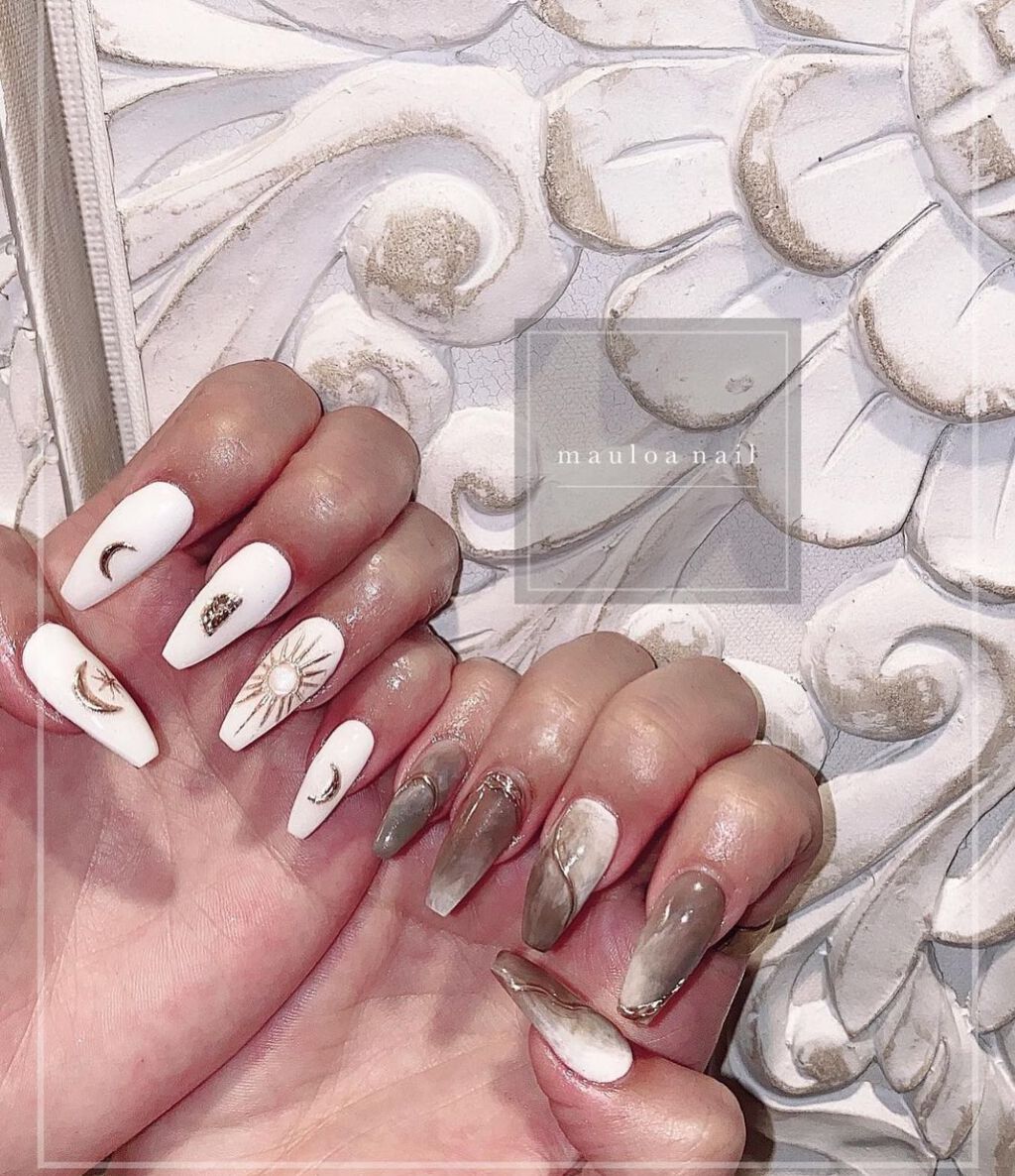 #ネイル,#夏ネイル,#アートネイル,#海ネイル,#ミラーアートネイル,#ニュアンスネイル,#くすみカラーネイル,#サマーネイル,#ジュエリーネイル,#ミラーネイル,#ハワイアンジュエリーネイル,#サンドジェルネイル,#太陽ネイル,#天王寺ネイル,#シンプルネイル,#月ネイル,#モロッカンタイルネイルのネイルデザイン