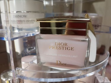 #サヨナラ乾燥肌
私が愛用しているクレンジングです💕
Diorのプレステージ　ル　バーム　デマキヤント
バームタイプのクレンジングです
上品なローズのかおりがします
とてもゆるーいテクスチャーになります