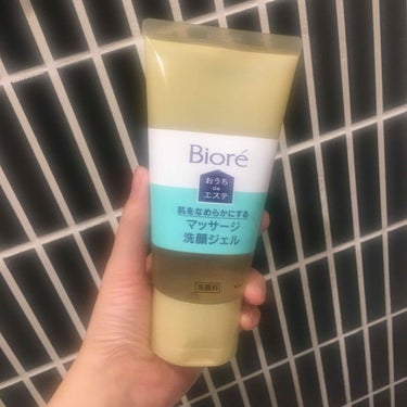 洗顔料がそろそろ無くなってきたので気になってたこちら買ってみましたー🥰

毛穴タイプの買いました🙆‍♀️

泡立てないジェル洗顔なんですね😳

使用感ですが、洗顔中は洗えてるのかなーって感じでしたが洗い