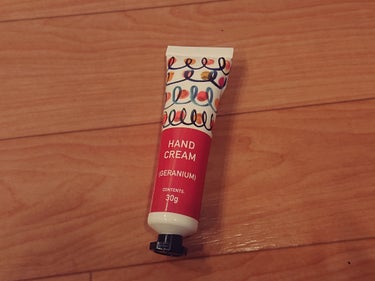 LAKOLEの
LKケア ハンドクリーム30
#ゼラニウムの香り
30g

持ち運びし易いサイズと
可愛いパッケージで
使う度に気分が上がる。

みずみずしいテクスチャーで
べたつきにくく、
使用後に他