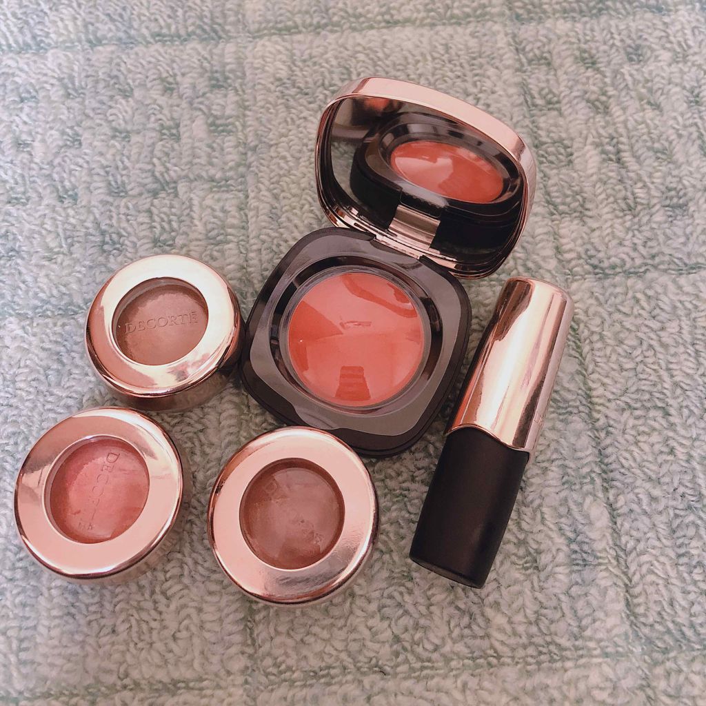 コスメデコルテ欲しかったものやっと揃いました！🤭
アイグロウジェム はどこかで投稿してたので省略します、笑
まず！コスメデコルテ ザ ルージュ BE858です。手の写真の右側のお色です。赤っぽいベージュです！お店の方にはオレンジよりと言わ