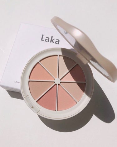 Laka
MID-TONE COLLECTOR  EYESHADOW PALETTE
＃SUNNY

ラカ
ミドルトーンコレクターアイシャドウパレット
＃サニー
□水彩画のように澄んでやさしい色合い
□