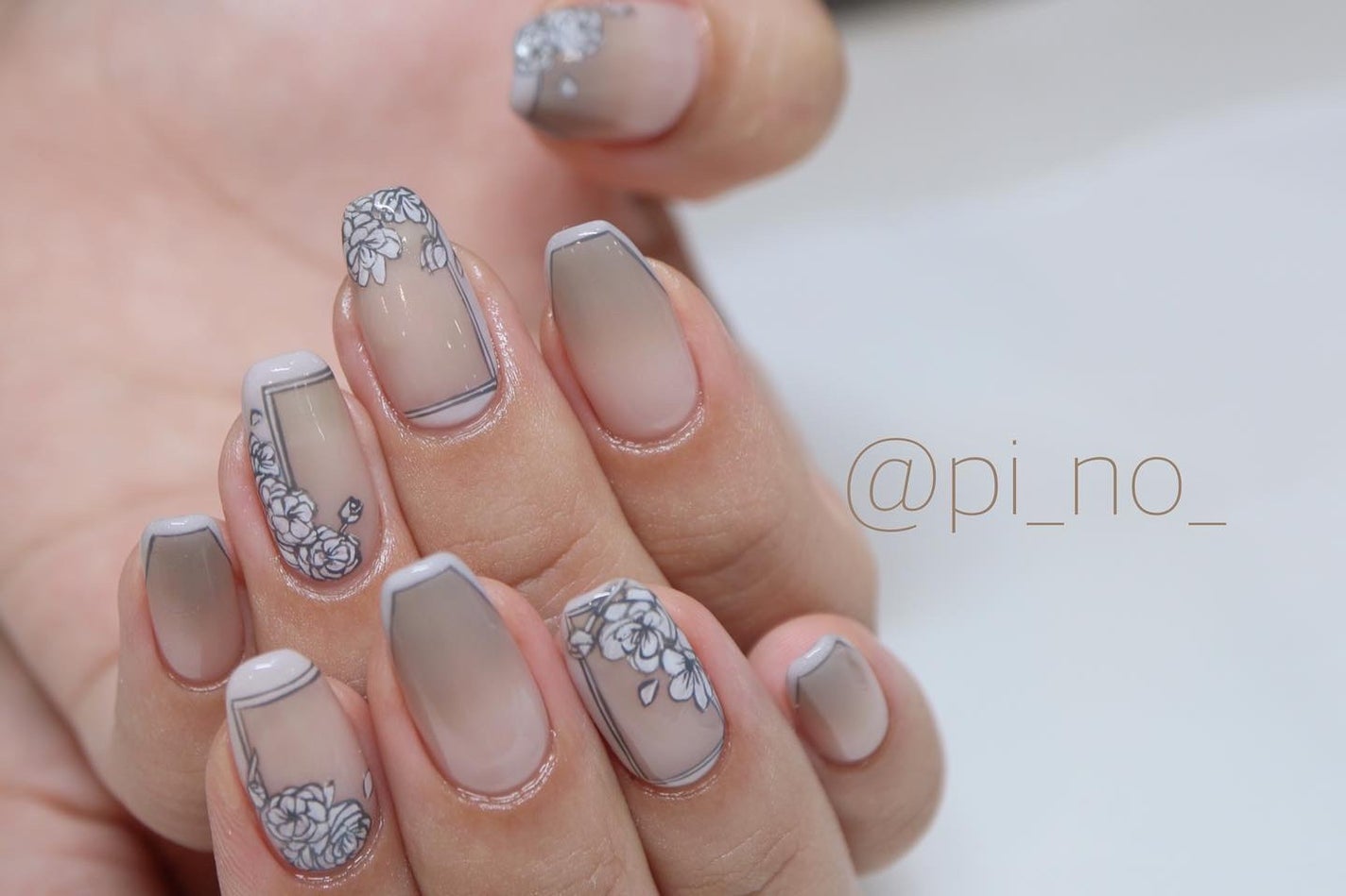 shino on LIPS 「おまかせアート🎨少し秋カラーでお花を描いてみました☺︎フレーム..」(1枚目)