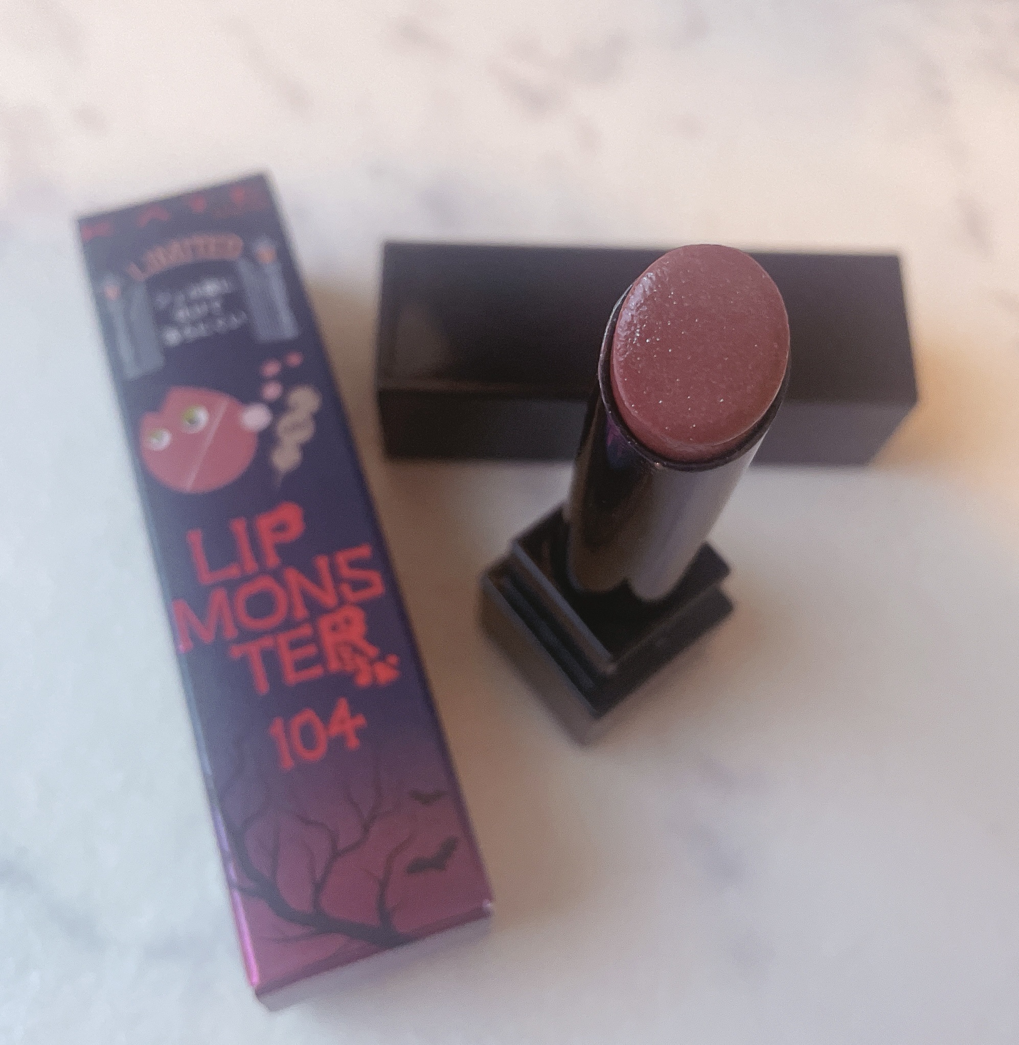 KATEリップモンスター104が話題になってたので買ってみました🤍

シアーな発色で可愛い。
重ねれば好きなお色の濃さまで持っていけるし絶妙で可愛いお色(*ˊ˘ˋ*)
このカラー好き！メイクが濃いめでもナチュラルでも使いやすい(´∀｀*)