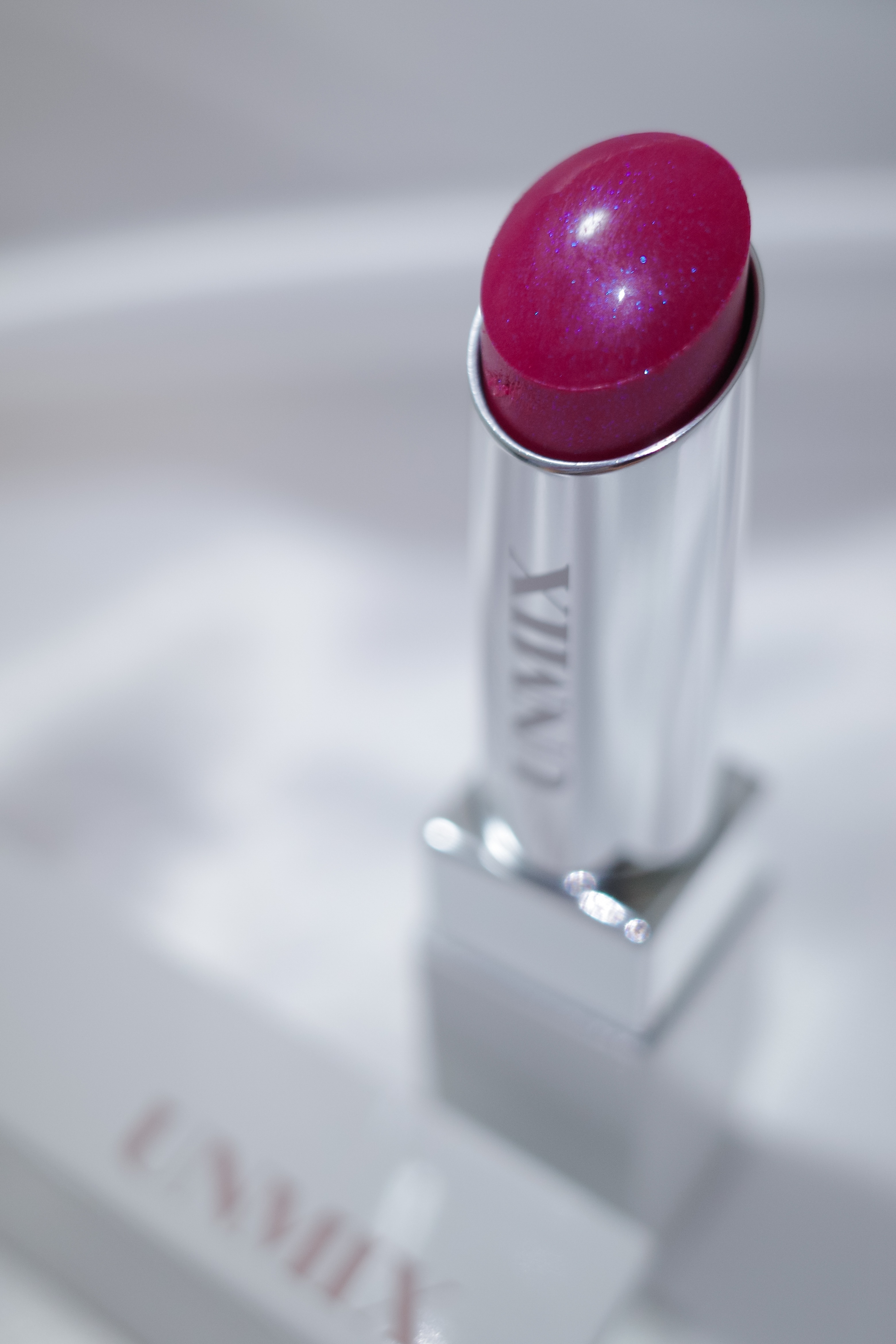 UNMIX モイスチャーリップスティック グロウのクチコミ「透けるような発色だから塗り方次第でいろんな雰囲気にできる！

青みが強いカラーなのにじんわり滲.....」（1枚目）