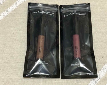 こちらはリトルMACのグロスになります💄
2.4ｇで、お値段は1300円+税

1枚目の画面左から

💋オーベイビー
見た目濃いブラウンですが、付けるとうっすらブラウンがかった色味です✨
ゴールドやオー