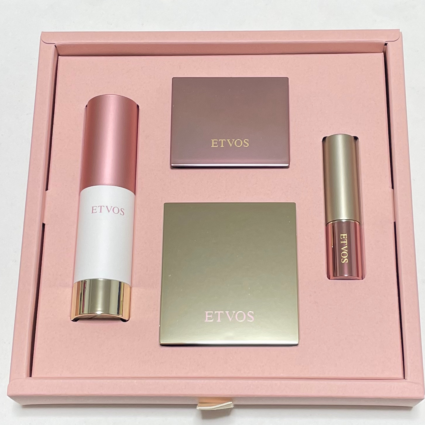 ホリデーコフレ2023〈カームピンク〉/エトヴォス/メイクアップキットを使ったクチコミ（2枚目）
