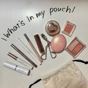 【What’s in my pouch】パケにも機能性にもこだわった！大学生持ち歩き用メイクポーチの中身【all プチプラ】

持ち歩き用メイクポーチに求めること↓
・パケの統一感！可愛さ！ビジュアル！
・携帯性（かさばらない大きさ）
・機能性（1アイテムで何役もこなして軽量化）
・他のパーツのカラーを問わず使える色選び
・時間がなくてメイクの途中で出かけても、出先で完成させられること

アイテム↓
［ポーチ］
・巾着ぽーち

［お直しグッズ］
・クレンジング綿棒

→アイラインなどの滲みをオフする時
・あぶらとり紙
→テカっている箇所に
・ビオレ メイクの上からリフレッシュシート
→あぶらとり紙

［ベース］
・TIRTIR マイグロウアンプルハイライター
→乾燥した箇所の保湿、皮脂崩れした箇所の化粧を浮かす用、ハイライトを足したい時
・TIRTIR マスクフィットオールカバークッション 21N IVROY
→皮脂をオフした後や乾燥崩れを直した後
・CANMAKE シークレットビューティーパウダー 02
→皮脂を抑えた後、ファンデを塗り直した後

［ポイントメイク］
・ラブライナー リキッドアイライナー ダークブラウン
→どのメイクにも合う絶妙な色
・ラブライナー オールラッシュマスク ブラウンブラック
→塗り直しにも最適なフィルムタイプ
・sopo 2in1アイブロウ 01 アッシュブラウン
→ペンシルとアイブロウマスカラの組み合わせで1とつで2役
・cipicipi シークレットキワミライナー
→涙袋の影用
・KOJI フルフィットカーラー
→コンパクトさより上げやすさ重視
・jill leen シングルムースアイシャドウ 106 ローズマカロン
→アイシャドウは単色でコンパクト重視
・CANMAKE メルティルミナスルージュ（ティントタイプ） T02 ロゼミルクティー
→保湿もできて、塗り直しもできて、多少落ちにくいリップ
・CEZANNE フェイスグロウカラー 01 アプリコットピンク
→ハイライト、チーク、アイシャドウ、涙袋のキラキラに使える4in1
※アイシャドウ、リップ、チークは、どんなメイクにも足せるように、ピンクとオレンジとベージュの間のような色をチョイス！ポーチの中のアイテムだけでメイクした時も相性抜群！

#100均 #無印良品 #tirtir #TIRTIR #canmake #CANMAKE #cezanne #CEZANNE #ラブライナー #sopo #cipicipi #jillleen #コージー #プチプラコスメ #プチプラ #持ち歩きコスメ #カバンの中身 #ポーチの中身 #韓国コスメ #メイク直し #大学生メイク の画像 その0