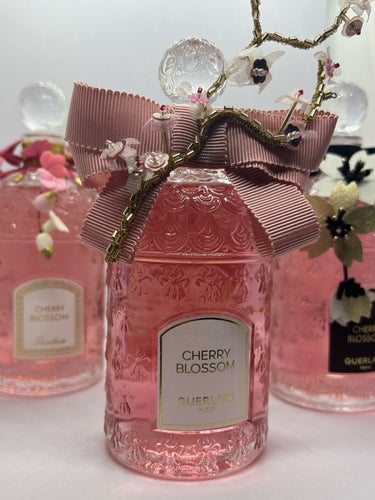 GUERLAIN チェリーブロッサム オーデトワレのクチコミ「日本人は桜が好きだ。春が近づけばドラッグストアやバラエティショップの店頭には桜の香りのシャンプ.....」（1枚目）
