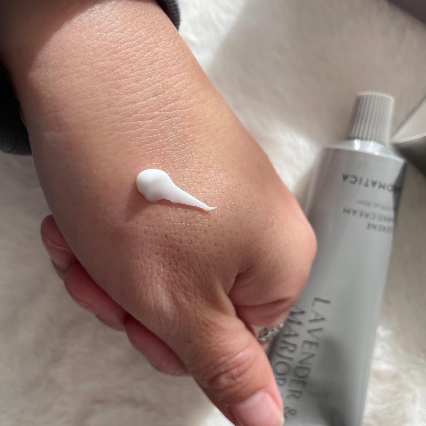 サレンハンドクリームラベンダー&マジョラム/AROMATICA/ハンドクリームを使ったクチコミ(2枚目)