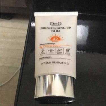 『Dr.G BRIGHTENING UP SUN』
SPF42   PA+++
韓国製品の日焼け止めです。
とても伸びが良く、しかもクリームタイプなので汗で流れ落ちにくいです。
色は白っぽい肌色で肌をワ