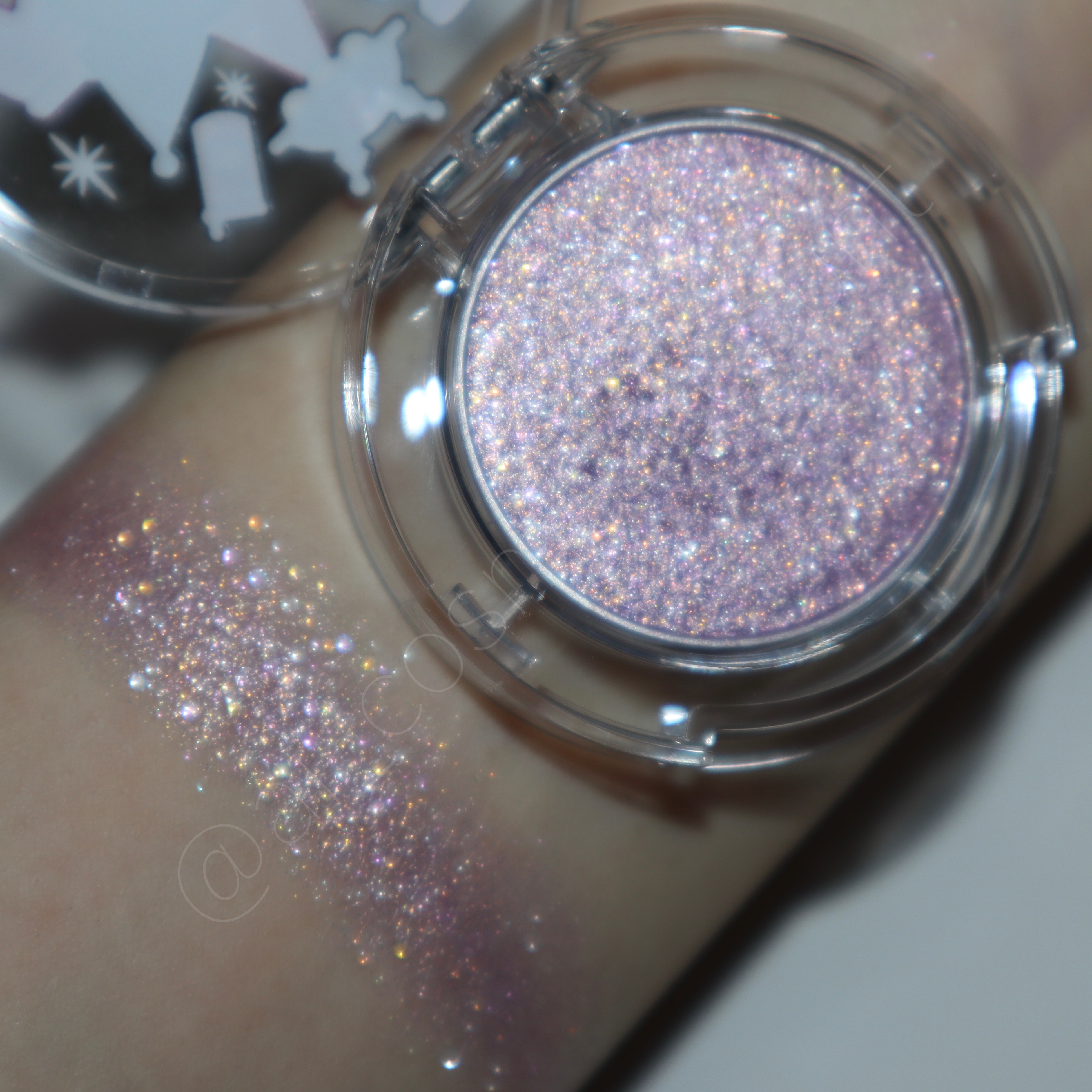 マルチグリッターカラー 21 KUROMI Limited Color（クロミ 限定）/ENBAN TOKYO/単色アイシャドウを使ったクチコミ（3枚目）