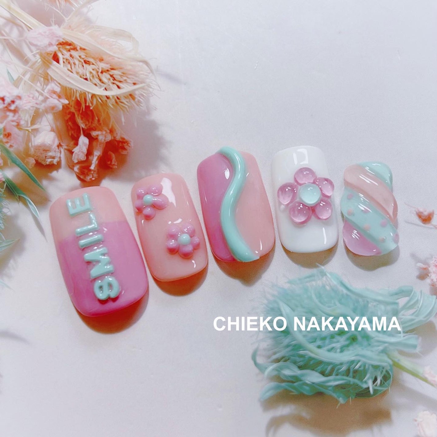 なかやまちえこ on LIPS 「mellow.365日ネイル136日め⠀⠀@aby_share..」(1枚目)