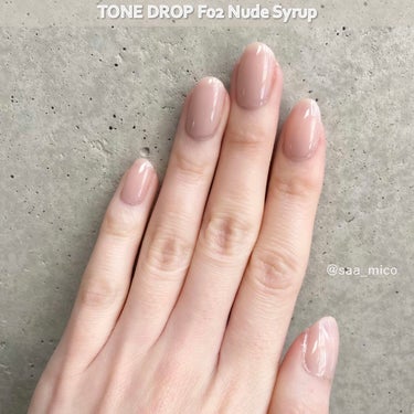 \神崎 恵さんプロデュース/
数量限定品が定番品になって登場‼︎

「TONE DROP」
爪用ファンデーション💅

1月にオンラインショップで数量限定発売した際にはなんと1時間で完売した大人気のカラー2色です👏🏻

▶︎F01 Sakura Pure（サクラピュア）
▶︎F02 Nude Syrup（ヌードシロップ）

今回はヌードシロップをメインにサクラピュアとの比較も載せてみます♪
サッと塗るだけで爪先が綺麗に上品に見えるのと、速乾タイプなのが助かります✨

🧴製品特徴
✔︎モチのよさ
爪にしっかりと密着して欠けにくく
トップコートなしでも塗りたての美しさが長く続き、速乾タイプ

✔︎ ラバータッチのキャップ
細長のラバータッチキャップが手に馴染むので塗りやすさが抜群

✔︎ラウンドカットの平筆
爪のカーブにフィットする設計になっていて
ムラになりにくく均一に塗ることができる

✔︎カラー
手肌全体が美しく見えるように神崎さんがこだわられたカラーは、溶け込むようなナチュラルさで指先が綺麗に見える色調

前回の #F01 サクラピュアの投稿もみてみてね♡

🛍商品情報
トーンドロップ 
10mL 各1,650円（税込）

#tonedrop #トーンドロップ #dup #ディーアップ #ネイル #セルフネイル #ポリッシュ #ポリッシュネイル #ネイル #マニキュア #春ネイル #サクラピュア #ヌードシロップ #神崎恵 さん の画像 その2