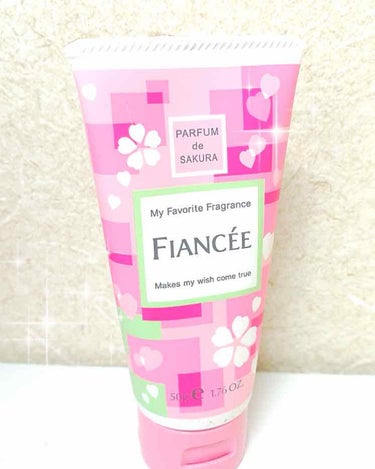 フィアンセのハンドクリームに、
期間限定のさくら🌸の香りが…♡♡
見かけてすぐに買っちゃいました(((o(*ﾟ▽ﾟ*)o)))♡

つけてみると、ふわっと甘いさくらの香り🌸
女の子らしい香りです(*´ω