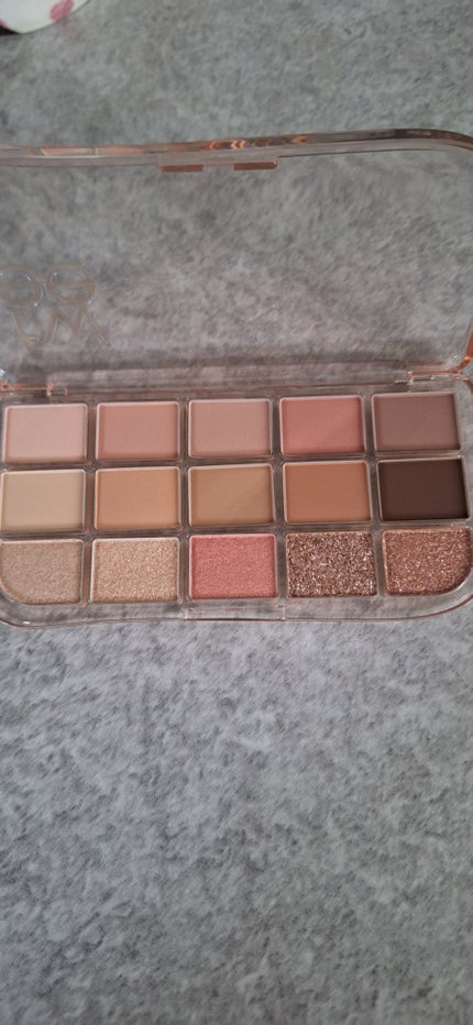 fwee フィー モアムードアイパレットのクチコミ「fwee
フィー モアムードアイパレット
01 モアザンヌード
気になる色をスウォッチ💓
.....」(2枚目)