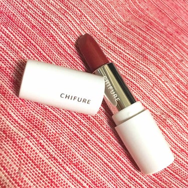 
プチプラコスメ ちふれの口紅💄

こちらは517番です💓


口紅のレパートリーが欲しくて
ちふれの激安口紅を揃え始めました🔥


1枚目の写真より、2枚目の写真の方が
無加工カメラなので本物の色にと