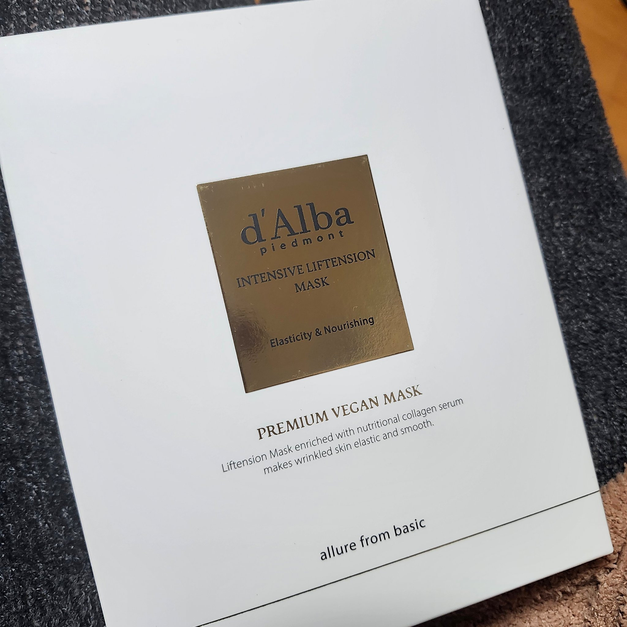 dAlbaのフェイスパックをLIPSさんからいただきましたー！
私は普段、クオリティファーストのフェイスパック
(ダーマレーザースーパーVC100マスク)を
週に2回使っているのですが、
せっかくなのでその2つを比較して紹介していきたいと
