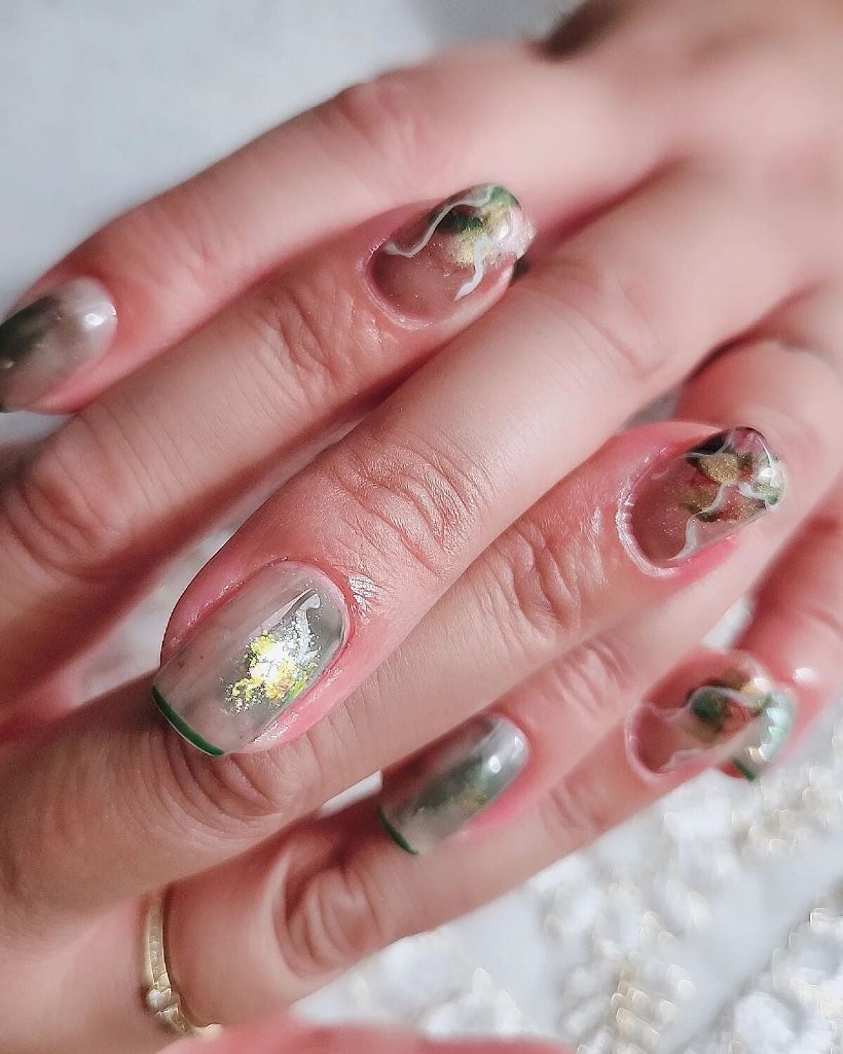 e_nails//フォロバ◎//ネイルとコスメ好きママ on LIPS 「左手もチェンジして両手秋になりました🙌🏻今年のトレンドのグリー..」(2枚目)