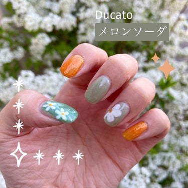 Ducato メロンソーダ🍈
───────────
デュカートの新色、メロンソーダを使ったネイルをしてみました💅

シアーでミルキーな優しい緑に、細かなシルバーラメがソーダの泡のよう。

1枚目の写真