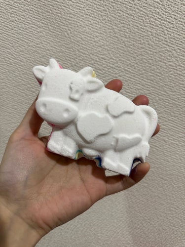 LUSH
トビーズマジックカウ

コスパ◎
入浴剤にもなり見た目も楽しめるなら700円台は安いと思います。

見た目◎
🐮の形の時点で可愛いですがお湯に入れると虹色にカラフルに溶けていきます
お風呂嫌い