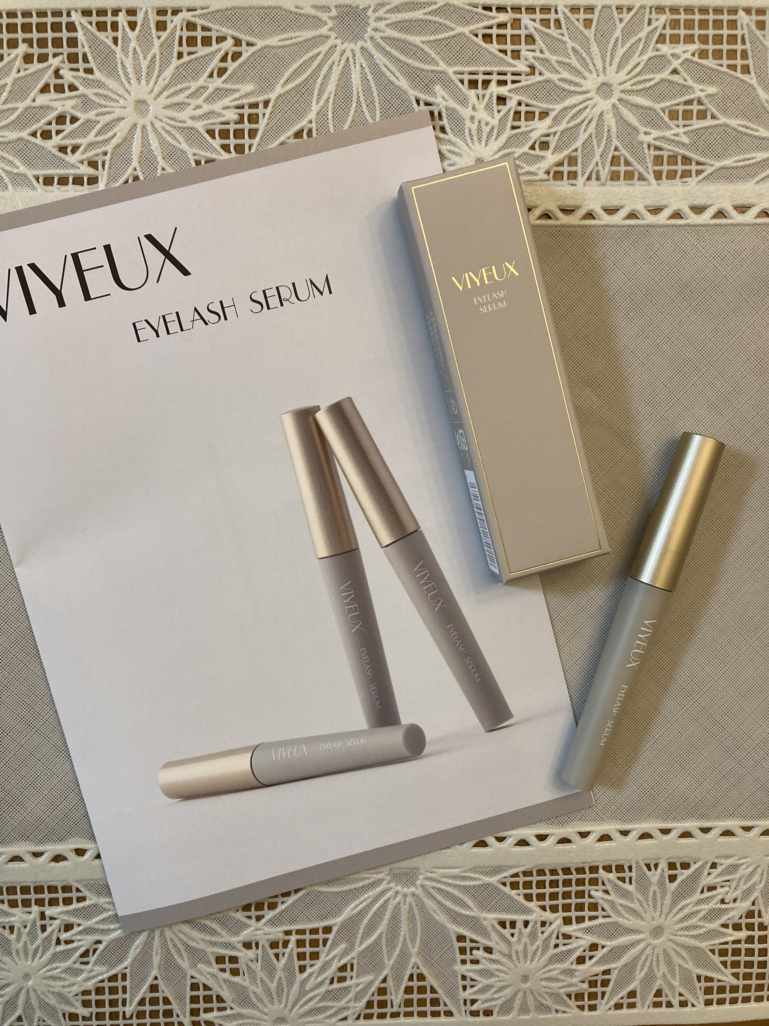 viyeuxまつ毛美容液、使ってみました☺️✨

肌があまり丈夫な方ではなく、効果があると有名な美容液はかゆくなってしまって、まぶたがカサカサになってしまったことがあります🥹

でもこちらは、かゆくならなかった😭擦らないから色素沈着もし