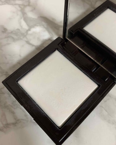 laura mercier
・シークレットブラーリングパウダーフォー
アンダーアイズ
¥2600+tax

目元専用パウダー
レフ板効果があると有名ですよね。

コンシーラーでクマを隠しそのあとにブラシ