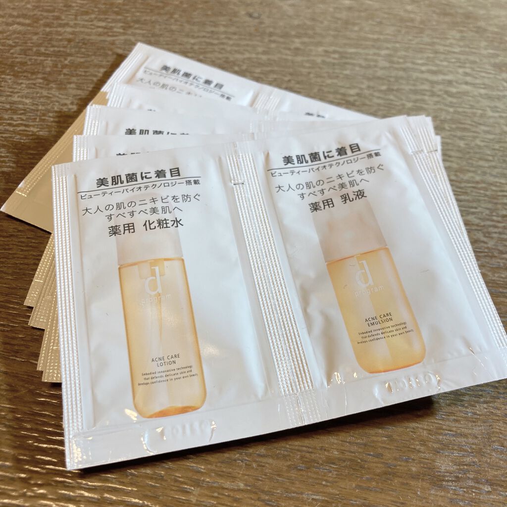 dプログラム　大人ニキビ用の試供品
1週間分もらった。
１日目の使い心地
☆つけた後突っ張ってるけど、
　顔を触ると乾燥してる感じはない
☆化粧水はサラサラ、乳液も割とサラサラ
☆においは不思議な感じ
１日目の感想でした。

2日目はごめん