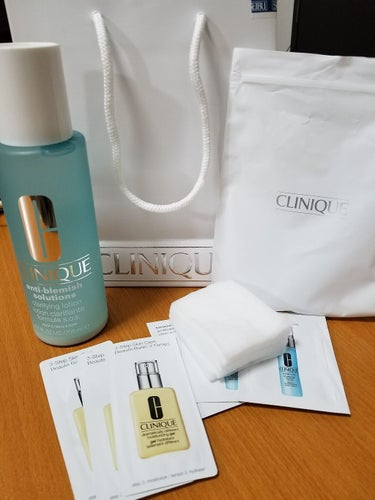 CLINIQUEさんで拭き取り化粧水を
買ってみました！！

私は昔からニキビが出来やすい体質で
色々なものを試してみましたが良くならず…
(皮膚科も通ってましたが…)


美容部員さんもとても良い方で