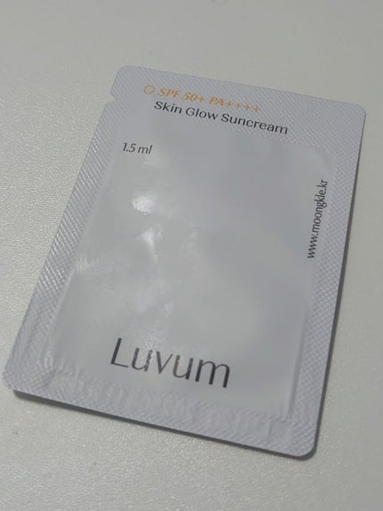 Luvum スキングロウ日焼け止め SPF50+ PA++++のクチコミ「Luvum Skin Glow Suncream
中身の写真撮り忘れ……不覚🫠
白くてシャ.....」(1枚目)