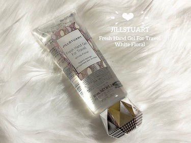 JILL STUART フレッシュハンドジェル フォートラベル ホワイトフローラルのクチコミ「アルコール配合！プレゼントにも！🎀🤍

┈┈┈┈┈┈┈┈┈┈

JILL STUART 
フレ.....」（1枚目）