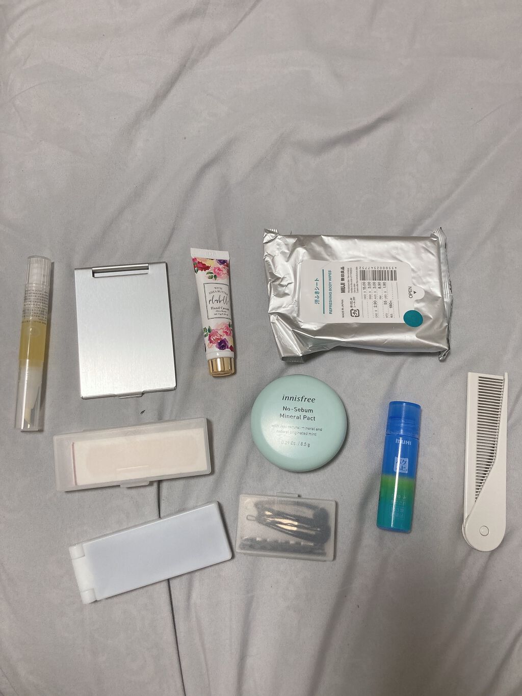 七瀬. on LIPS 「現在JC2のポーチの中身.🕊初めまして七瀬.です。初投稿です!..」(3枚目)