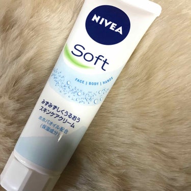 NIVEA
ニベアソフトスキンケアクリーム
チューブタイプです！


冬は、どこもかしこも乾燥するので、体用で使ってます🐈