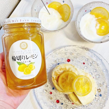 🐝🍋🍯
✔︎山田養蜂場　輪切りレモンはちみつ漬 
420g(20gあたり44キロカロリー )

国産レモンを食べやすい厚さに皮ごとスライス！たっぷりのはちみつに漬け込まれていて美味しい🍯

爽やかな香り