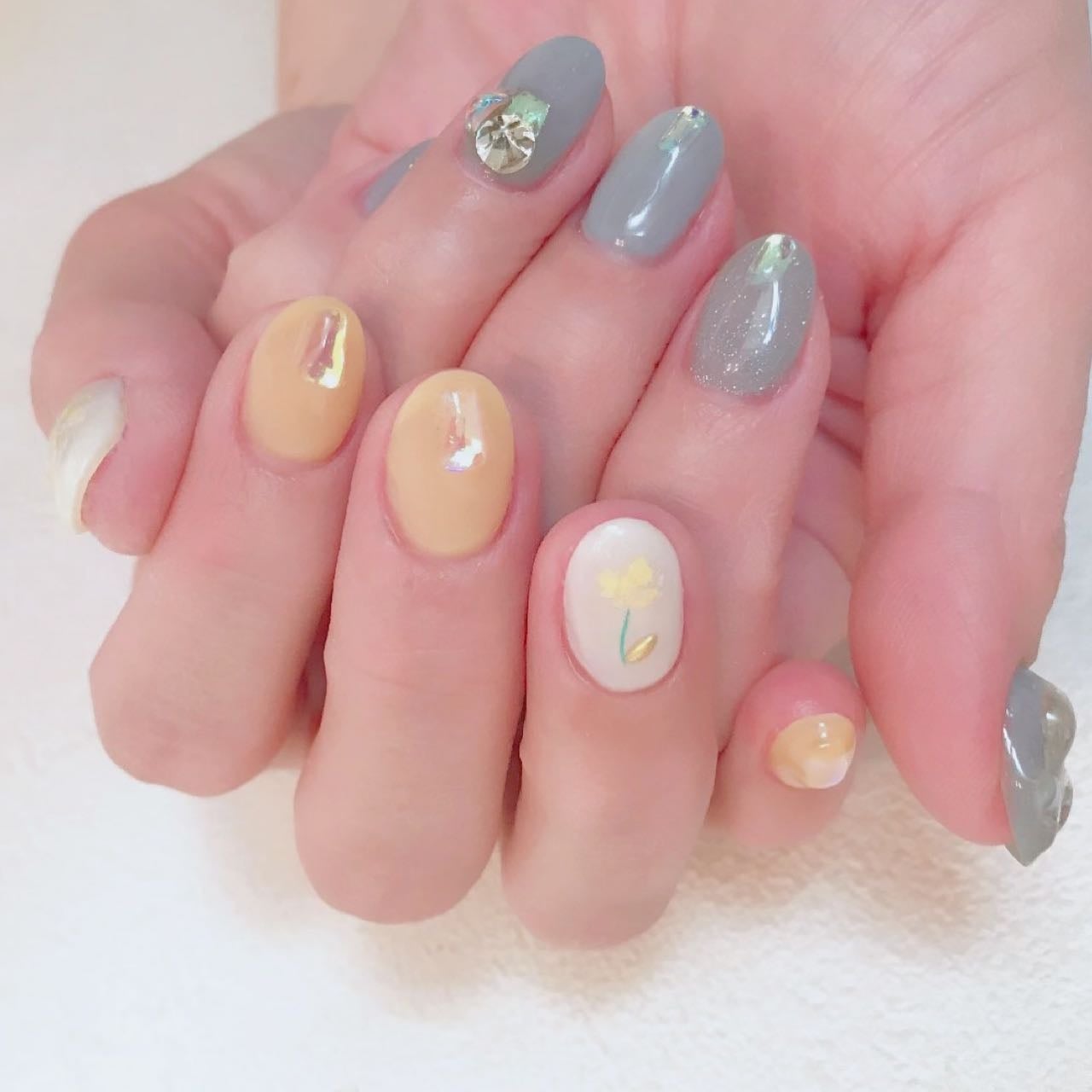 なかやまちえこ on LIPS 「イエローとグレー🌙⠀⠀#nail#nails#nailart#..」(1枚目)