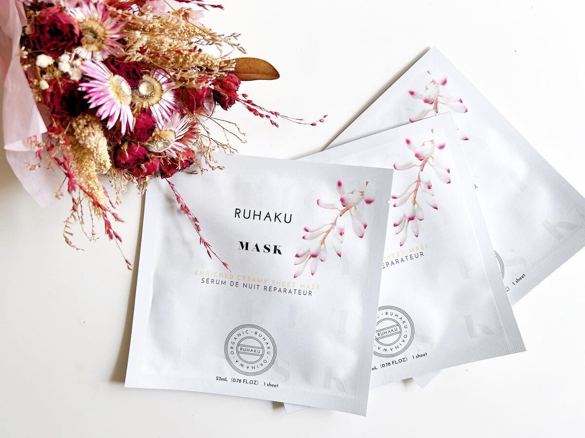 ありそうであんまりない乳液タイプのシートマスク✨
『⽉桃エンリッチクリーミーシートマスク』

名前にある“月桃(げっとう)”は沖縄で採れるハーブの名前🌿
抗酸化力や抗炎症、殺菌効果があるよ〜！

国産シートマスクで「コスモスオーガニック認