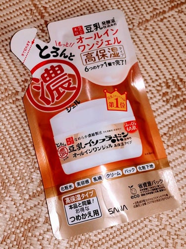 なめらか本舗 とろんと濃ジェル エンリッチ
100g 800円 つめかえ用をお試ししました✨

この商品の特長としては
🍀無香料、無着色、無鉱物油のオールインワンジェル 
     洗顔後はこれ1つで済ませられる手軽さが魅力的😄

🍀1個で①化粧水②美容液③乳液 ④クリーム⑤パック 
      ⑥化粧下地ケアができて、濃厚なジェルなのでしっ    
       かり潤う✨

🍀何よりなめらか本舗オリジナルのなめらか濃縮製法 
      により肌の内側に弾力や潤いを与え、ふっくらもち肌 
      に導いてくれる✨

実際に使ってみるとジェルだから伸びがよく、肌にのせて馴染ませるととろけるように馴染み、お肌にぐんぐん浸透します。

高い浸透力と保湿力を体感できて、手のひらで肌が吸い付く感じが実感出来ました。しばらくはベタつく感じでしたが、時間が経つにつれて肌がスベスベしてくるので、その間はヘアケアのお手入れなどをして💄メークはその後にすれば問題なし✨

オールインワンだからこれ1つでもいいですが、夜は化粧水＆美容液をつけてから濃ジェルをつければ睡眠とパック効果もあって翌朝の肌がなめらかで、洗顔時の肌のもち肌感が最高😄

化粧品を何品も買えばコストも手間もかかります。
少しでも出費を抑えつつ肌の調子が整えられたら言う
ことなし✨

#なめらか本舗
#とろんと濃ジェルエンリッチ
#つめかえ用 100g
の画像 その0