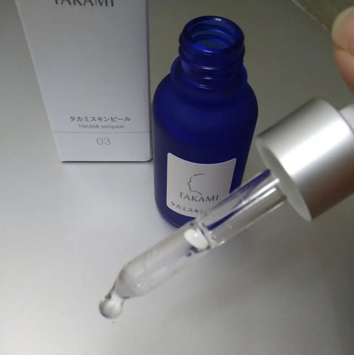 タカミスキンピールオフ
角質美容液です。

こちらはピールオフといっても塗って待つだけのタイプ。

無色透明のさらっとした液体ですが、
お肌に乗せるとすーっとなじんでくれて、ひろがります。

推奨はスポイトの線までですが、
この量がかなりお