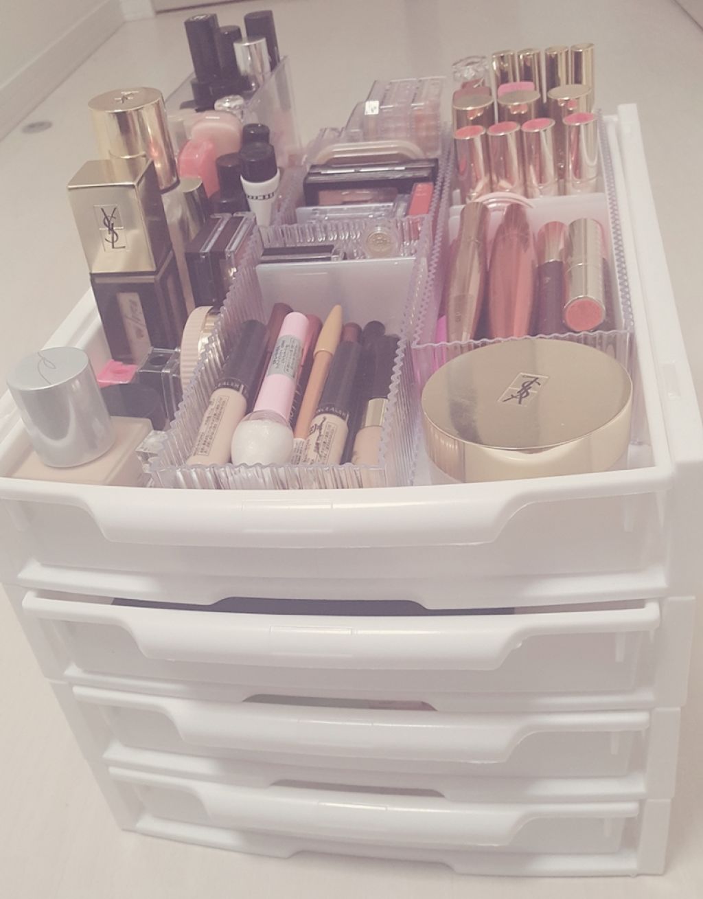 ♡月-yue♡ on LIPS 「コスメ収納ちょっと編集しましたドレッサーとか置けないので100..」(1枚目)